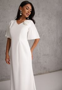 Renee - Biała Zwiewna Sukienka Wieczorowa VICES z Aplikacją 3D w Kształcie Kwiatu Themira. Typ kołnierza: dekolt w kształcie V. Kolor: biały. Wzór: aplikacja, kwiaty. Styl: wizytowy #6