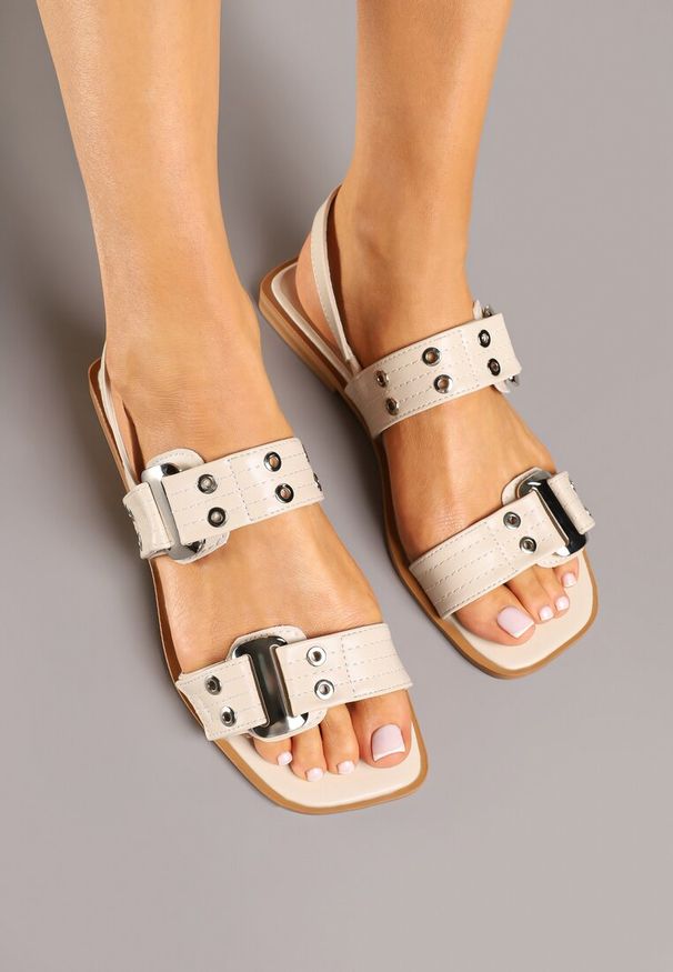 Renee - Beżowe Sandały Ozdobione Klamrami i Nitami Tenandra. Okazja: na co dzień. Zapięcie: klamry. Kolor: beżowy. Wzór: aplikacja. Obcas: na obcasie. Styl: casual. Wysokość obcasa: niski