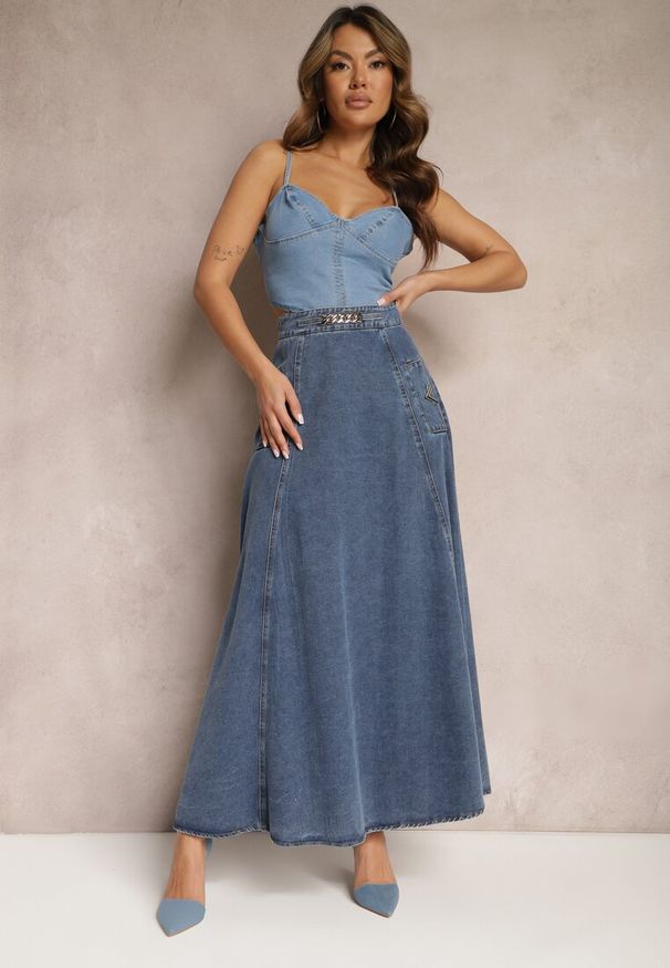 Renee - Granatowa Bawełniana Spódnica Maxi Rozkloszowana z Jeansu z Ozdobnym Łańcuszkiem Viralle. Kolor: niebieski. Materiał: bawełna, jeans. Sezon: lato. Styl: boho, elegancki