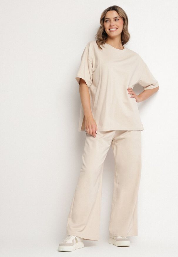 Born2be - Beżowy Bawełniany Komplet Szerokie Spodnie i T-shirt z Rozcięciami Norpio. Kolor: beżowy. Materiał: bawełna