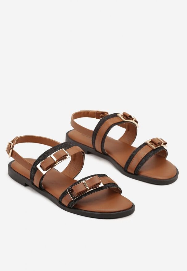 Renee - Brązowo-Czarne Sandały z Ozdobnymi Klamrami Divrelle. Okazja: na imprezę, na co dzień. Zapięcie: klamry. Kolor: brązowy. Materiał: jeans. Sezon: lato. Obcas: na obcasie. Styl: elegancki, casual. Wysokość obcasa: niski
