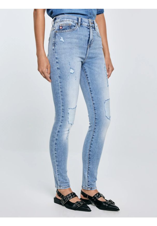 Big-Star - Jeansy damskie z wysokim stanem z przetarciami jasnoniebieskie Adela High Waist 156. Okazja: na co dzień. Stan: podwyższony. Kolor: niebieski. Styl: casual, elegancki