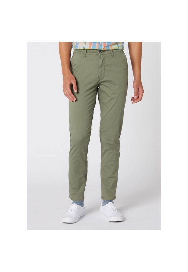 Wrangler - WRANGLER CHINO MĘSKIE SPODNIE MATERIAŁOWE CHINO MATERIAŁ DUSTY OLIVE W16LWA275 112127326. Materiał: materiał