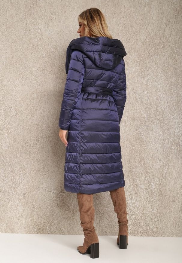 Renee - Granatowa Kurtka Damiore. Kolor: niebieski. Materiał: tkanina, materiał. Długość: długie. Styl: klasyczny, elegancki