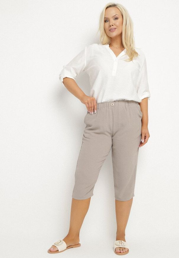 Born2be - Ciemnobeżowe Spodnie z Gumką w Pasie 7/8 Tenimira. Okazja: na spacer, na co dzień. Kolekcja: plus size. Kolor: beżowy. Styl: klasyczny, elegancki, casual