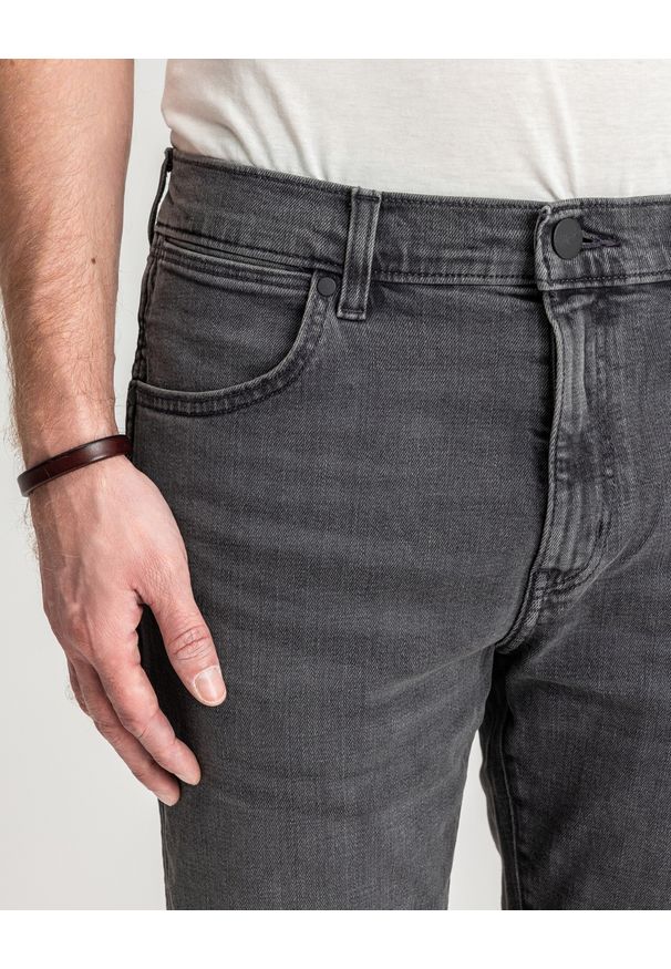 Wrangler - WRANGLER MĘSKIE SPODNIE JEANSOWE LARSTON BLACKOUT W18S29Z79 112330748. Okazja: na co dzień. Stan: obniżony. Sezon: zima, jesień, lato. Styl: młodzieżowy, casual, rockowy