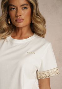 Renee - Biały Bawełniany T-shirt z Koronkowymi Zdobieniami i Cekinami Drane. Okazja: na co dzień, na imprezę. Kolor: biały. Materiał: bawełna, koronka. Wzór: aplikacja. Styl: elegancki, casual #4