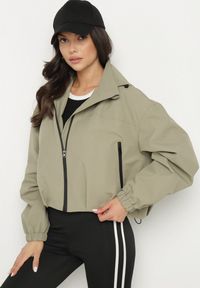 Born2be - Zielona Kurtka Wiatrówka o Kroju Oversize Natilessa. Okazja: na spacer, na co dzień. Kolor: zielony. Materiał: jeans. Długość rękawa: długi rękaw. Długość: długie. Sezon: wiosna. Styl: casual #1