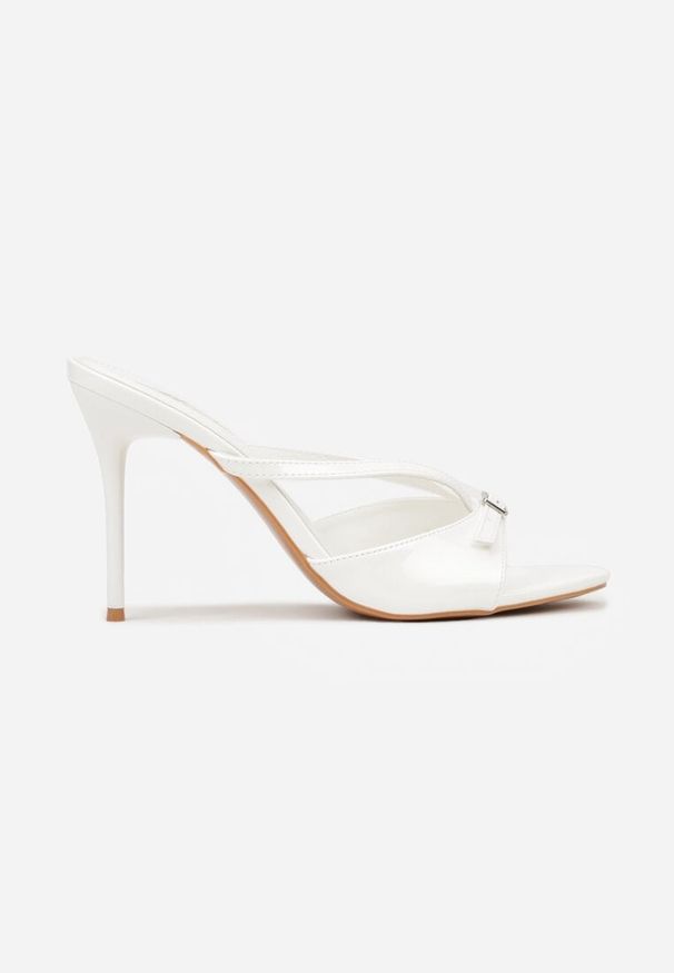 Renee - Białe Klapki na Szpilce z Paskami Klamerką i Lakierowanym Połyskiem Urneiros. Kolor: biały. Materiał: lakier. Wzór: aplikacja. Obcas: na szpilce. Styl: elegancki