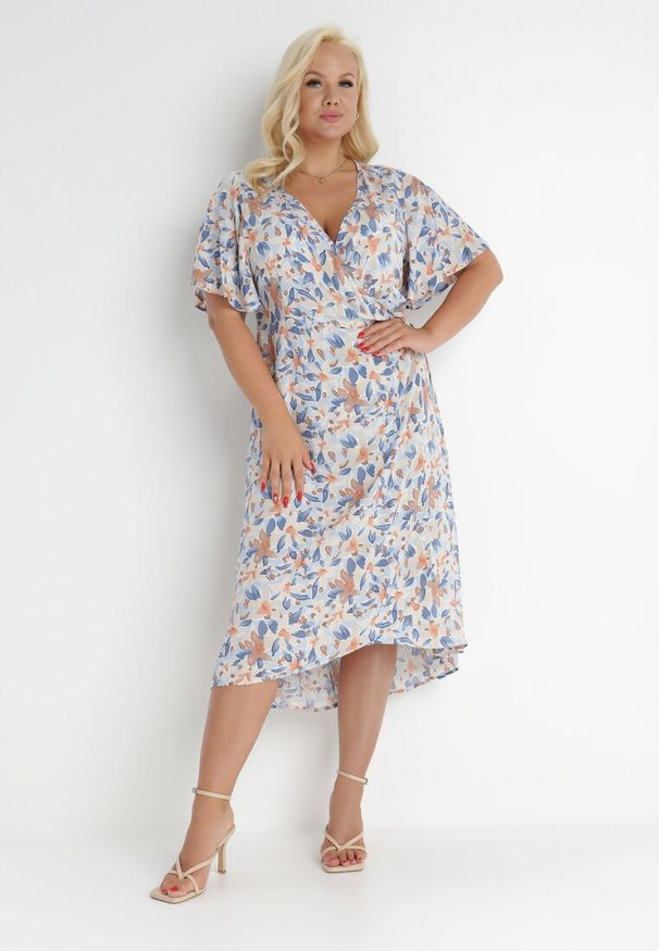 Born2be - Jasnoniebieska Sukienka z Wiskozy Hermereia. Kolekcja: plus size. Kolor: niebieski. Materiał: wiskoza. Długość rękawa: krótki rękaw. Wzór: aplikacja, kwiaty. Typ sukienki: dla puszystych, kopertowe. Styl: retro. Długość: midi