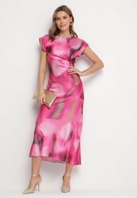 Born2be - Różowa Rozkloszowana Sukienka w Abstrakcyjny Print z Ozdobnym Marszczeniem Tillanara. Okazja: na imprezę. Kolor: różowy. Wzór: nadruk. Styl: wizytowy, elegancki #6