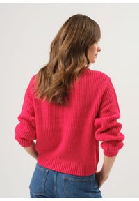 Ochnik - Fuksjowy sweter dekolt V damski. Okazja: na co dzień. Kolor: różowy. Materiał: akryl. Długość: długie. Wzór: ze splotem. Styl: casual #2