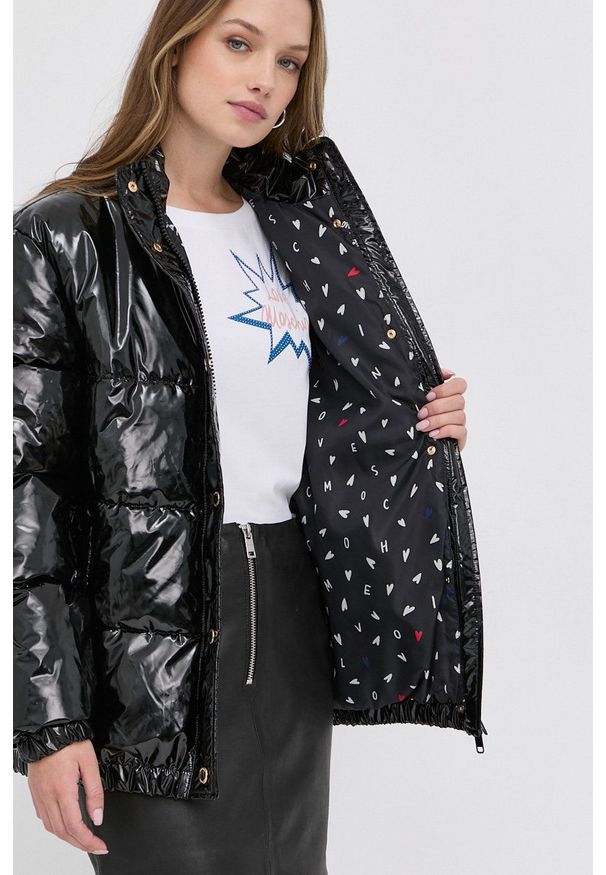Love Moschino Kurtka damska kolor czarny zimowa. Okazja: na co dzień. Kolor: czarny. Sezon: zima. Styl: casual