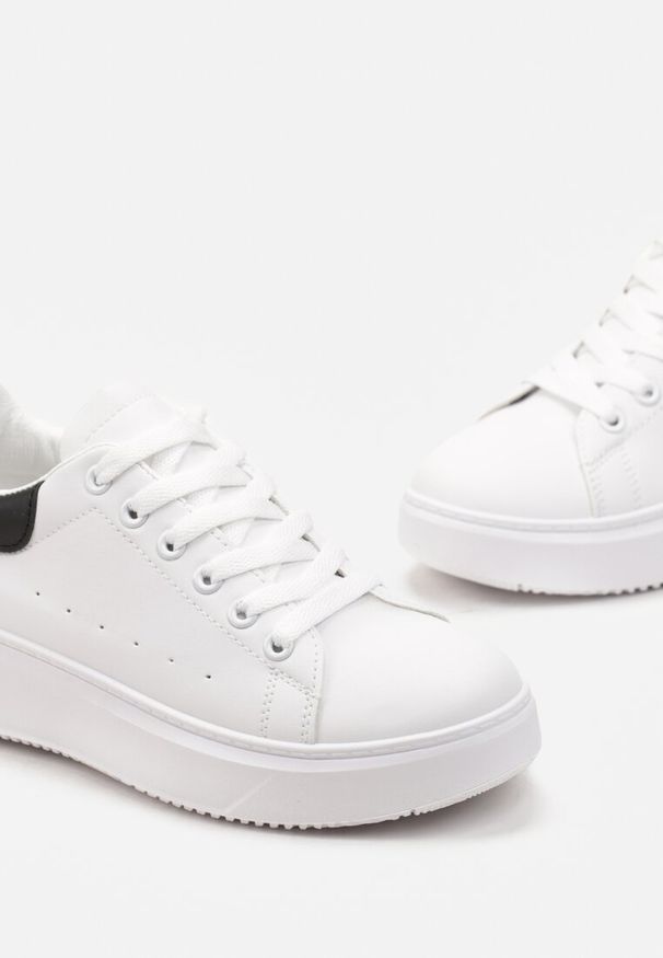 Renee - Biało-Czarne Sneakersy z Ekoskóry na Grubej Podeszwie ze Sznurowaniem Serizia. Okazja: na co dzień. Kolor: biały. Materiał: skóra