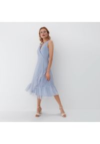 Mohito - Niebieska sukienka midi z asymetryczną falbaną - Niebieski. Kolor: niebieski. Typ sukienki: asymetryczne. Długość: midi #1