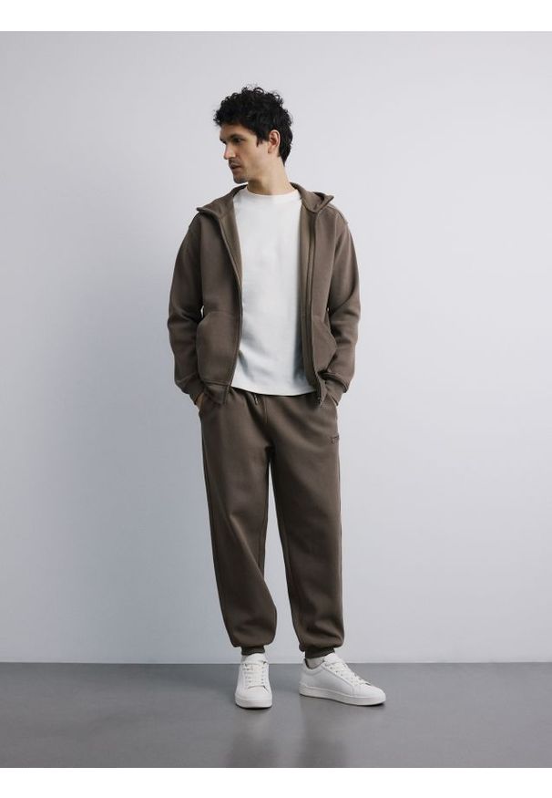 Reserved - Spodnie dresowe comfort fit - jasny zielony. Kolor: zielony. Materiał: dresówka