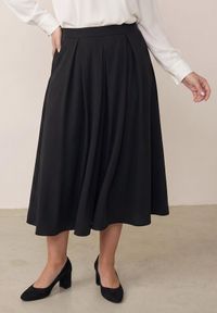 Born2be - Czarna Rozkloszowana Spódnica z Wysokim Stanem Ismotis. Okazja: na co dzień. Stan: podwyższony. Kolekcja: plus size. Kolor: czarny. Styl: casual #8