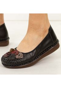 POTOCKI - Czarne skórzane półbuty damskie Potocki 15309. Okazja: na co dzień. Nosek buta: okrągły. Kolor: czarny. Materiał: skóra. Szerokość cholewki: normalna. Wzór: kolorowy, aplikacja. Sezon: wiosna, lato, jesień. Styl: casual, klasyczny, elegancki #1