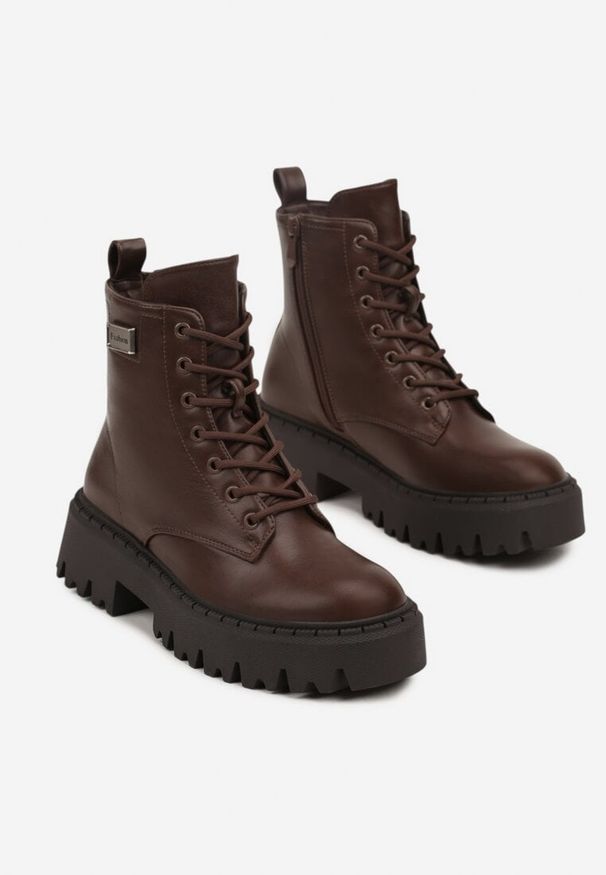 Born2be - Brązowe Klasyczne Botki Workery z Aplikacją przy Cholewce Alerhia. Okazja: na co dzień. Kolor: brązowy. Materiał: jeans, skóra. Szerokość cholewki: normalna. Wzór: aplikacja. Styl: klasyczny