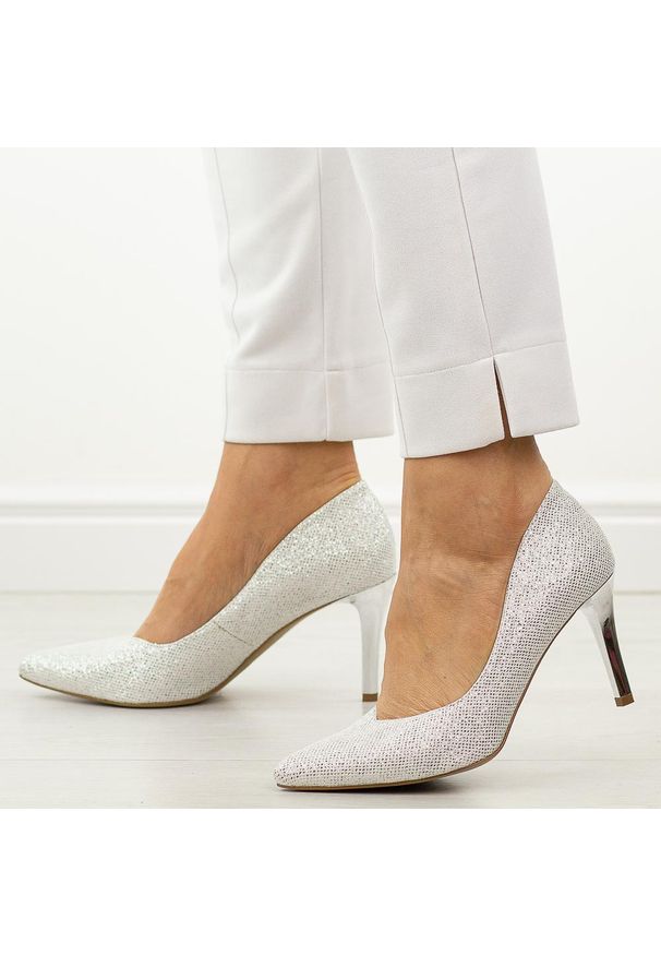 Srebrne Polskie szpilki damskie Prestige 2106 Skóra Brokat. Okazja: na wesele, na ślub cywilny, na spotkanie biznesowe, na imprezę. Kolor: srebrny. Materiał: skóra. Szerokość cholewki: normalna. Obcas: na szpilce. Styl: glamour, biznesowy, elegancki, wizytowy, klasyczny