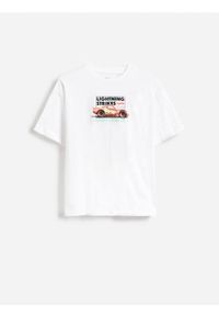 Reserved - Bawełniany t-shirt Auta - biały. Kolor: biały. Materiał: bawełna #1