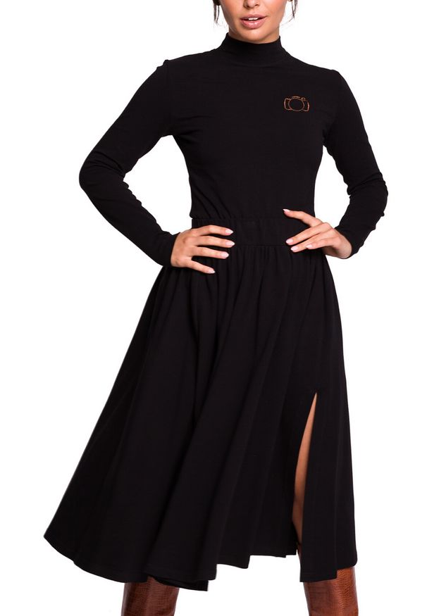 BE - Rozkloszowana spódnica midi z rozcięciem z boku czarna. Kolor: czarny. Materiał: materiał, elastan, bawełna, dzianina. Styl: sportowy