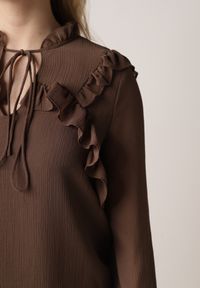 Born2be - Brązowa Romantyczna Bluzka z Falbankami i Wiązaniem przy Dekolcie Zeaniyana. Okazja: na co dzień, na spotkanie biznesowe, na spacer. Typ kołnierza: kołnierz z falbankami. Kolor: brązowy. Materiał: jeans, poliester. Styl: casual, biznesowy #4