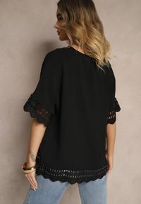 Renee - Czarna Bluzka Ozdobiona Ażurowymi Rękawami Vorana. Okazja: na co dzień. Kolor: czarny. Materiał: jeans. Wzór: aplikacja, ażurowy. Styl: klasyczny, elegancki, casual #4