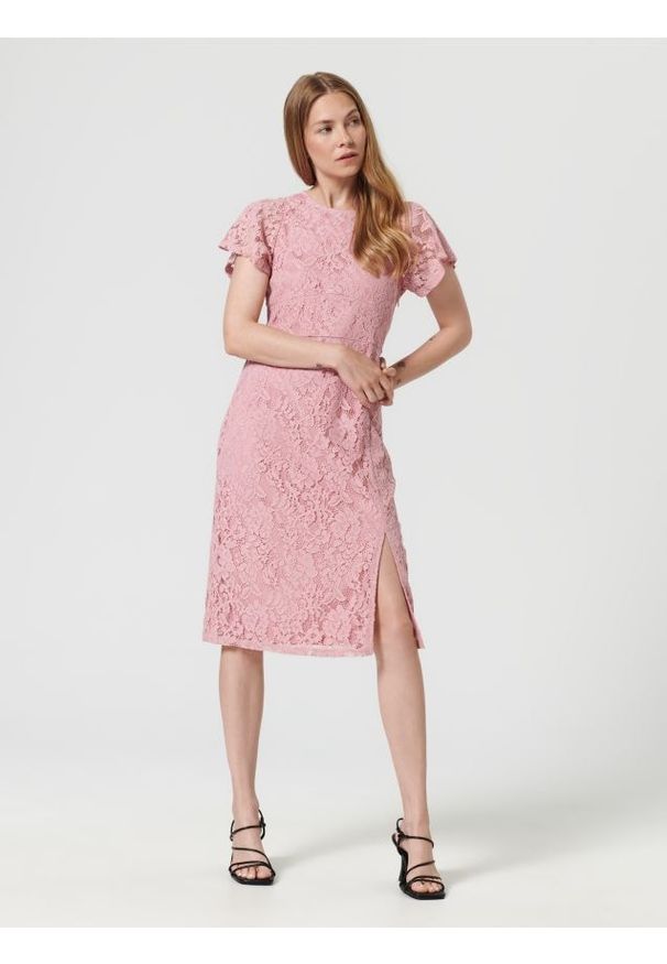 Sinsay - Sukienka midi z koronką - różowy. Kolor: różowy. Materiał: koronka. Wzór: koronka. Styl: elegancki. Długość: midi