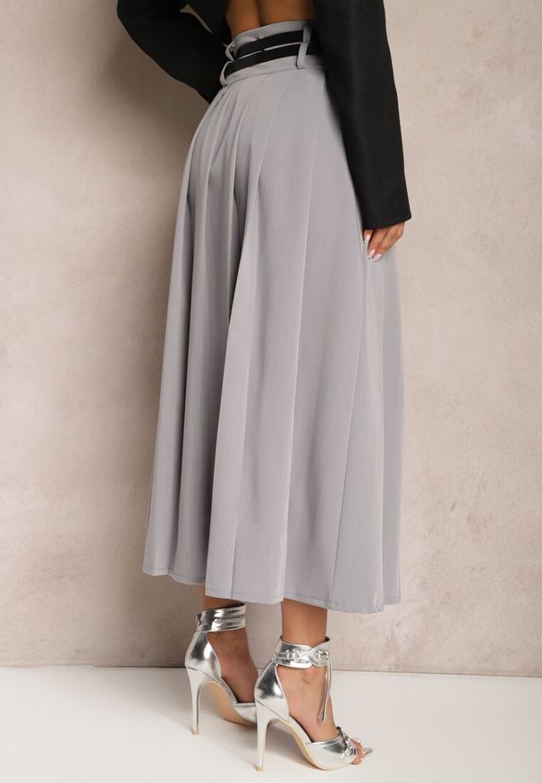 Renee - Szara Rozkloszowana Spódnica Plisowana z Dwoma Paskami z Klamrami Jaleara. Kolor: szary