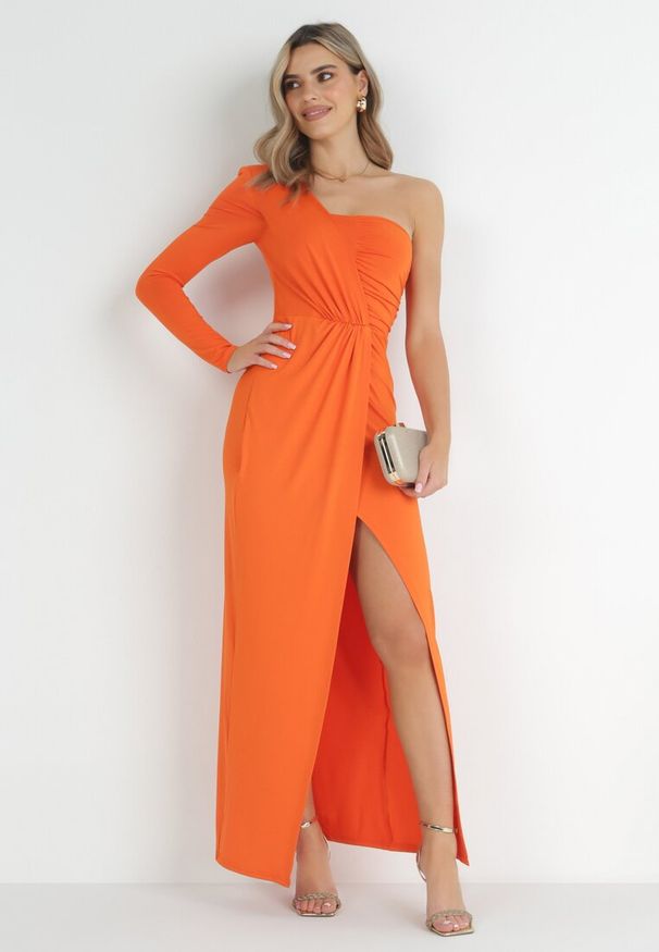 Born2be - Pomarańczowa Kopertowa Sukienka Maxi na Jedno Ramię z Marszczeniami Analaura. Okazja: na imprezę. Kolor: pomarańczowy. Materiał: wiskoza. Typ sukienki: kopertowe. Styl: elegancki. Długość: maxi