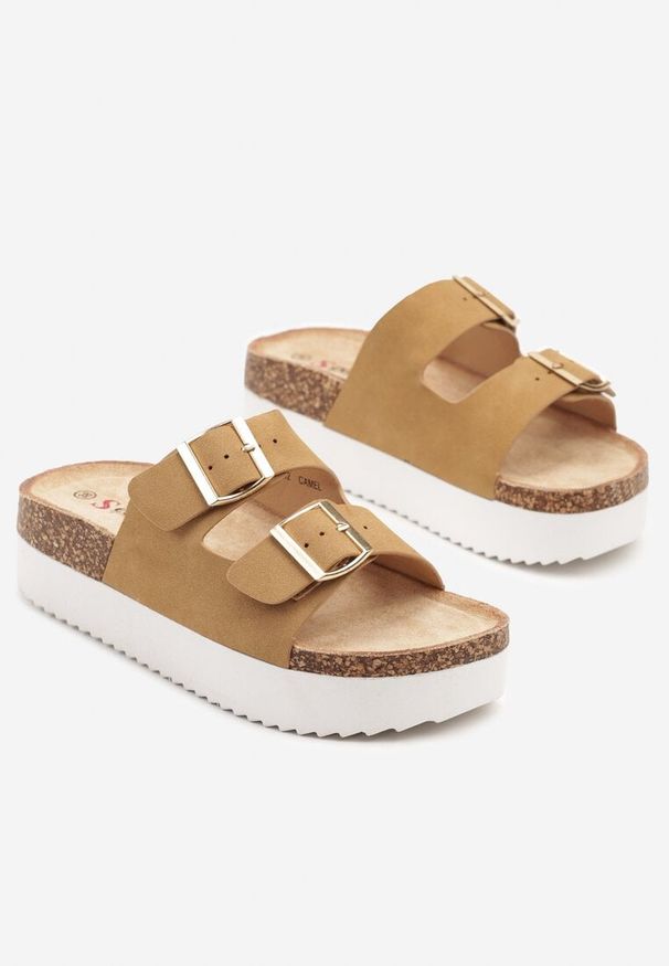 Renee - Jasnobrązowe Klapki z Klamrami i Dwoma Paskami Landisa. Okazja: na co dzień. Kolor: brązowy. Materiał: jeans. Wzór: paski. Styl: elegancki, casual