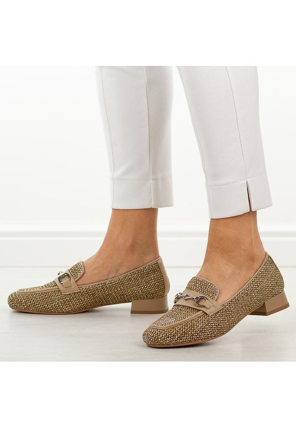 Brązowe półbuty damskie, mokasyny M.Daszyński Sa268-6. Okazja: na co dzień. Kolor: brązowy. Szerokość cholewki: normalna. Wzór: aplikacja. Materiał: skóra. Sezon: wiosna, jesień, lato. Obcas: na obcasie. Styl: casual, elegancki, klasyczny. Wysokość obcasa: niski