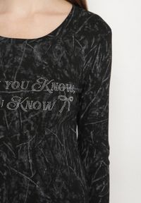Born2be - Czarna Bluzka Typu Longsleeve z Geometrycznym Wzorem Unila. Okazja: na spotkanie biznesowe, do pracy, na co dzień. Kolor: czarny. Materiał: jeans. Długość rękawa: długi rękaw. Wzór: geometria. Styl: biznesowy, casual #4