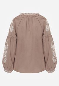 Renee - Beżowa Rustykalna Bluzka z Bawełny Zdobiona Haftem i Sznurkiem z Chwostami Marytea. Kolor: beżowy. Materiał: bawełna. Wzór: haft, aplikacja. Sezon: wiosna, lato. Styl: boho, elegancki #6
