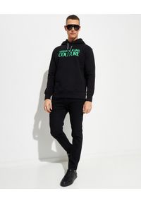 Versace Jeans Couture - VERSACE JEANS COUTURE - Czarna bluza z kapturem. Typ kołnierza: kaptur. Kolor: czarny. Materiał: bawełna. Długość rękawa: długi rękaw. Długość: długie. Wzór: nadruk, kolorowy