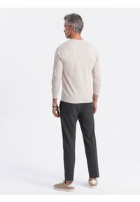 Ombre Clothing - Longsleeve męski bez nadruku z dekoltem w serek - jasnobeżowy V1 - Rozmiar: XXL. Okazja: na co dzień. Typ kołnierza: dekolt w serek. Kolor: beżowy. Materiał: materiał, bawełna. Długość rękawa: długi rękaw. Długość: długie. Wzór: gładki, jednolity. Styl: klasyczny, casual, elegancki #4