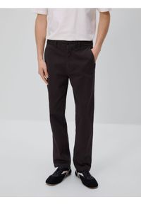 Reserved - Bawełniane spodnie straight - ciemnobrązowy. Kolor: brązowy. Materiał: bawełna #1
