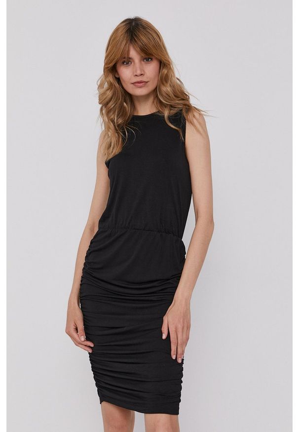 DKNY - Dkny Sukienka DD1CL708 kolor czarny mini prosta. Okazja: na co dzień. Kolor: czarny. Materiał: dzianina. Wzór: gładki. Typ sukienki: proste. Styl: casual. Długość: mini