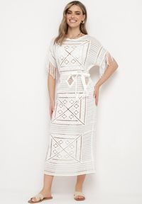 Born2be - Biała Pudełkowa Sukienka Maxi z Szydełkowej Tkaniny z Frędzelkami Sasori. Okazja: na co dzień. Kolor: biały. Materiał: tkanina. Długość rękawa: krótki rękaw. Styl: casual. Długość: maxi #4
