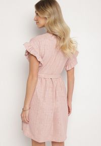 Born2be - Ciemnoróżowa Sukienka Ozdobiona Falbankami i Paskiem Izulira. Typ kołnierza: kołnierz z falbankami. Kolor: różowy. Wzór: aplikacja. Styl: elegancki #2