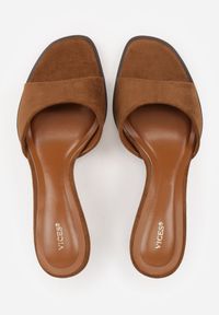 Born2be - Jasnobrązowe Minimalistyczne Klapki na Szpilce VICES z Imitacji Zamszu Fodita. Okazja: na co dzień. Kolor: brązowy. Materiał: zamsz. Obcas: na szpilce. Styl: casual, elegancki. Wysokość obcasa: średni #7