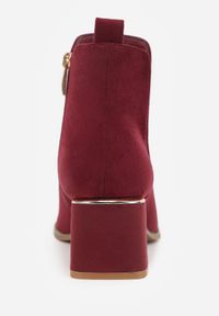 Born2be - Bordowe Klasyczne Botki na Obcasie Ozdobione Metaliczną Wstawką i Wycięciem Loreviana. Okazja: do pracy, na spotkanie biznesowe, na spacer. Kolor: czerwony. Materiał: jeans. Wzór: aplikacja. Sezon: jesień. Obcas: na obcasie. Styl: klasyczny. Wysokość obcasa: średni #3