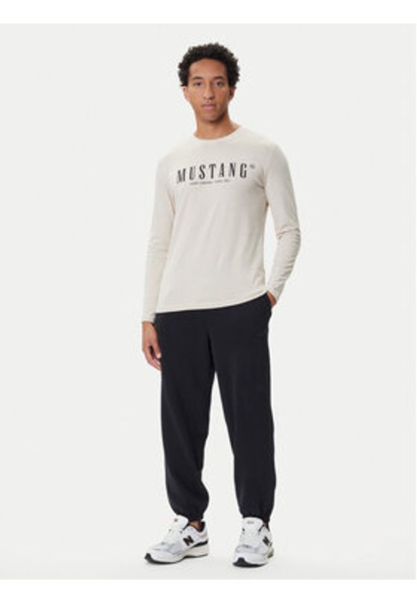 Mustang Longsleeve Asheville 1016873 Beżowy Regular Fit. Kolor: beżowy. Materiał: bawełna. Długość rękawa: długi rękaw