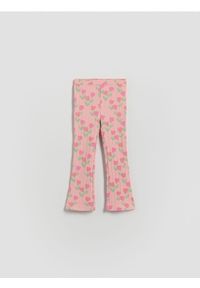 Reserved - Prążkowane legginsy - różowy. Kolor: różowy. Materiał: prążkowany
