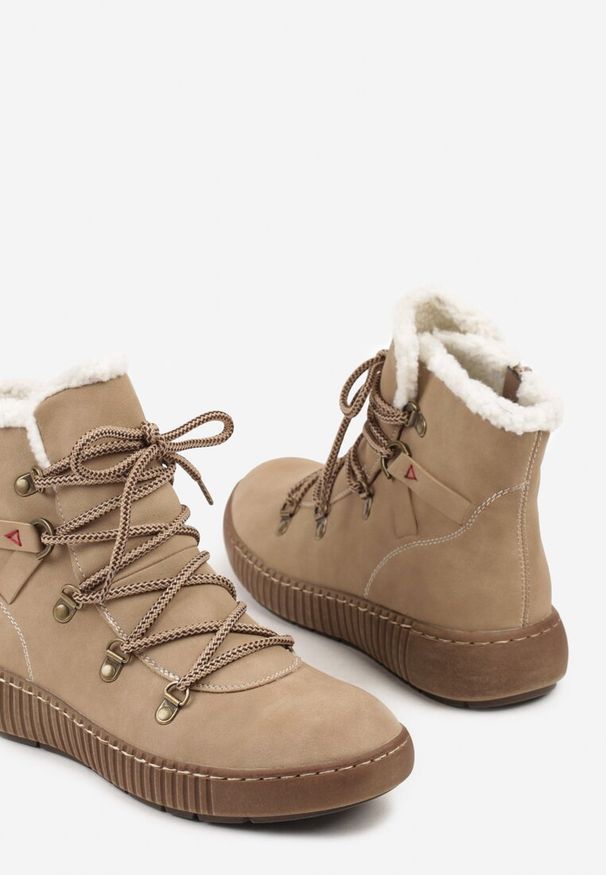 Born2be - Beżowe Botki Traperki z Ozdobnym Sznurowaniem i Tłoczoną Podeszwą Fasitta. Okazja: na co dzień, na spacer. Kolor: beżowy. Materiał: jeans, futro. Styl: casual, elegancki