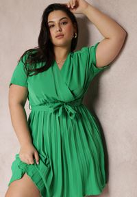 Renee - Zielona Sukienka z Gumką w Pasie i Kopertowym Dekoltem Azrah. Kolor: zielony. Typ sukienki: kopertowe. Długość: mini #5