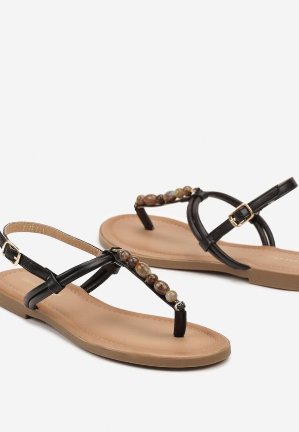 Renee - Czarne Sandały Typu Japonki Ozdobione Koralikami Vimathea. Okazja: na co dzień. Kolor: czarny. Materiał: len. Wzór: aplikacja. Sezon: lato. Obcas: na obcasie. Styl: casual, wakacyjny. Wysokość obcasa: niski