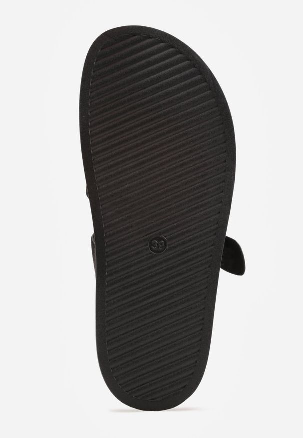 Born2be - Czarne Klapki z Geometryczną Cholewką i Klamrą z Boku Endrita. Okazja: na co dzień. Kolor: czarny. Wzór: geometria. Styl: casual, klasyczny