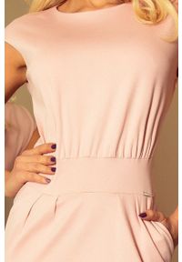 Numoco - Sukienka ołówkowa midi z pasem taliowana krótki rękaw pudrowy róż. Kolor: różowy. Materiał: elastan, materiał. Długość rękawa: krótki rękaw. Typ sukienki: ołówkowe. Długość: midi #2